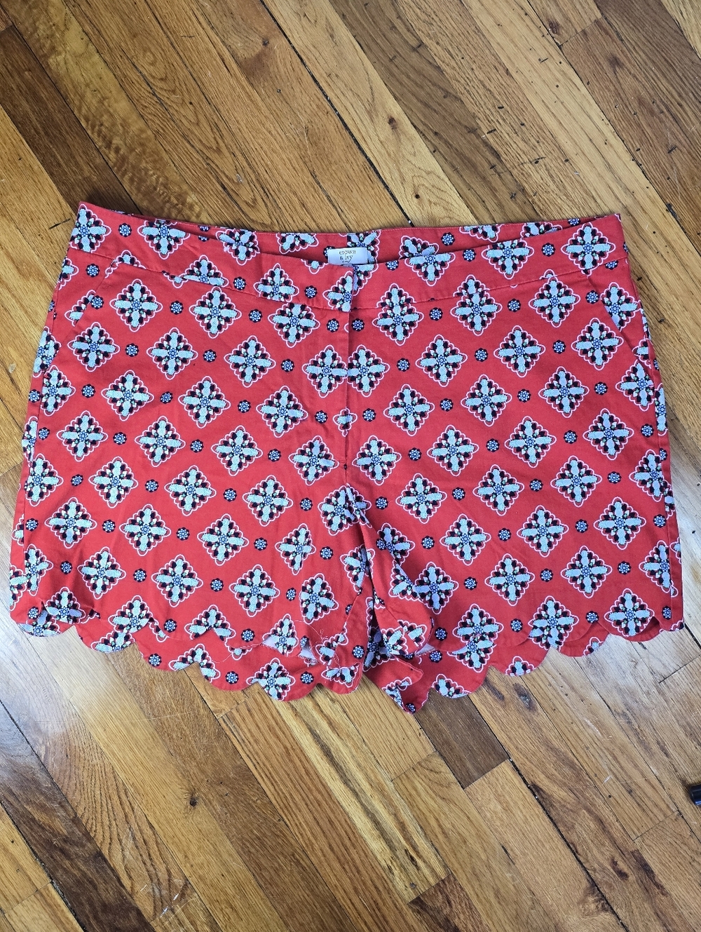 Crown & Ivy Red and Blue Preppy Pineapple Print Scallop Hem Shorts 6" inseam 24W